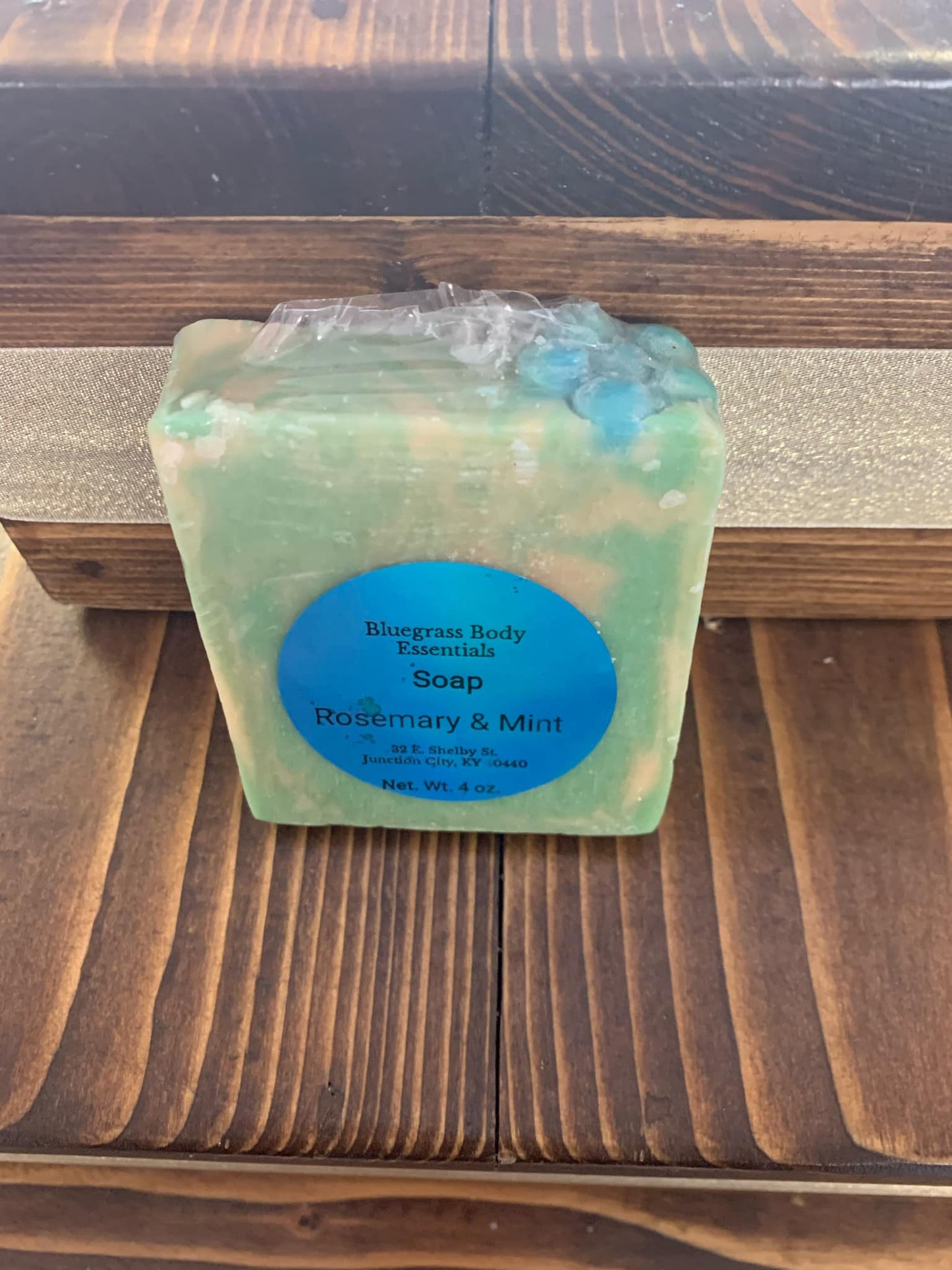 Rosemary & Spearmint: A revitalizing fusion of aromatic rosemary and cool spearmint, crafted to awaken your senses and leave your skin feeling fresh, energized, and beautifully balanced.